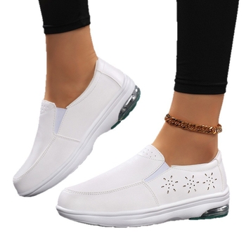 Νέα λευκά επίπεδα άνετα παπούτσια εργασίας νοσοκόμων με μαλακή σόλα, αντιολισθητικά, με αερόσολα, slip-on και ρηχό στόμα για γυναίκες
