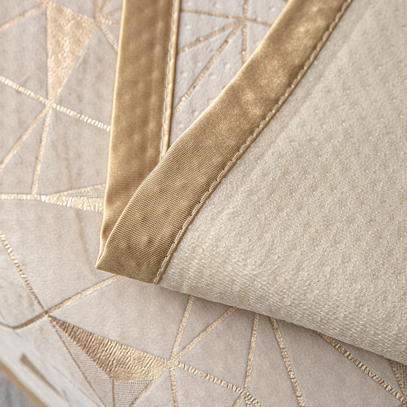 Egyszerű európai könnyű luxus stílusú kanapépárna, csúcskategóriás zsenília bronzosító kézműves párna, négy évszakos univerzális csúszásmentes kanapéhuzat