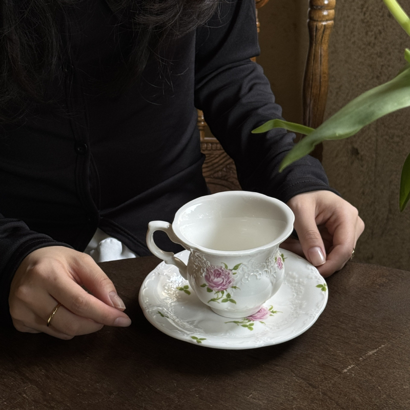 Prancūziškas vintažinis vintažinis reljefinis gėlių keraminis puodelis ir lėkštutė popietės arbata kava desertas namų apyvokos vakarietiški pusryčių lėkštė