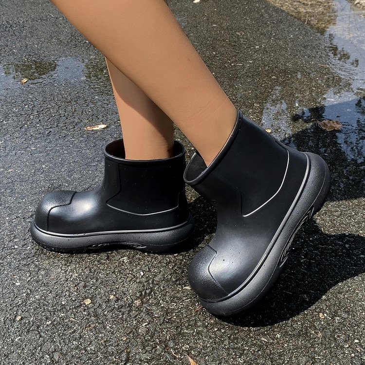 Moteriški guminiai batai, madingi korėjietiško stiliaus viršutiniai drabužiai, vandeniui atsparūs moteriški antbačiai, storapadžiai vandens batai, neslystantys trumpo vamzdžio minkšto pado guminiai batai, atsparūs dėvėjimuisi.