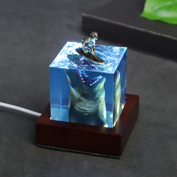 Vanjska trgovina Marine Shark Surfer Micro Landscape Night Light Ukrasi Kristal Epoksidna Smola Obrti Moderni Kreativni