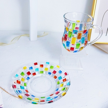 Spalvotas, rankomis dažytas stiklinis puodelis, kavos puodelis, vandens puodelis su rankena, arbatos puodelis, lėkštutė, puodelis, dviejų dalių rinkinys, namų apyvokos reikmenys