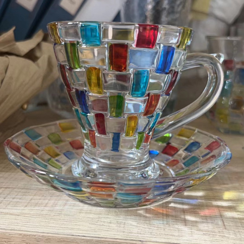 Spalvotas, rankomis dažytas stiklinis puodelis, kavos puodelis, vandens puodelis su rankena, arbatos puodelis, lėkštutė, puodelis, dviejų dalių rinkinys, namų apyvokos reikmenys