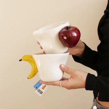 [1375 kolekcija] Obuolių ir bananų puodelis, bananas, obuolys, obuolių draugai, keraminis puodelis, kavos puodelis, gimtadienis, vyriškas