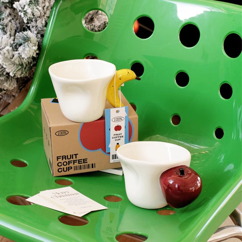 [1375 kolekcija] Obuolių ir bananų puodelis, bananas, obuolys, obuolių draugai, keraminis puodelis, kavos puodelis, gimtadienis, vyriškas