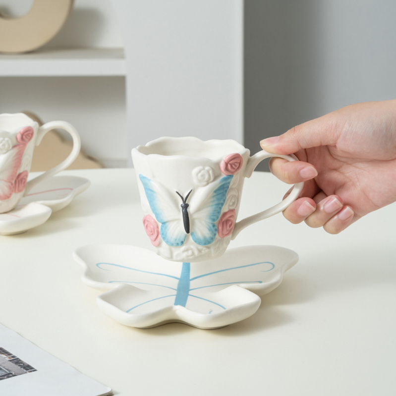 „Ins Style“ naujo stiliaus interneto įžymybių aukštos spalvos vertė, kūrybingas rankomis minkytas, rankomis dažytas drugelis, buitinis keraminis kavos puodelis, lėkštutė, vandens puodelis