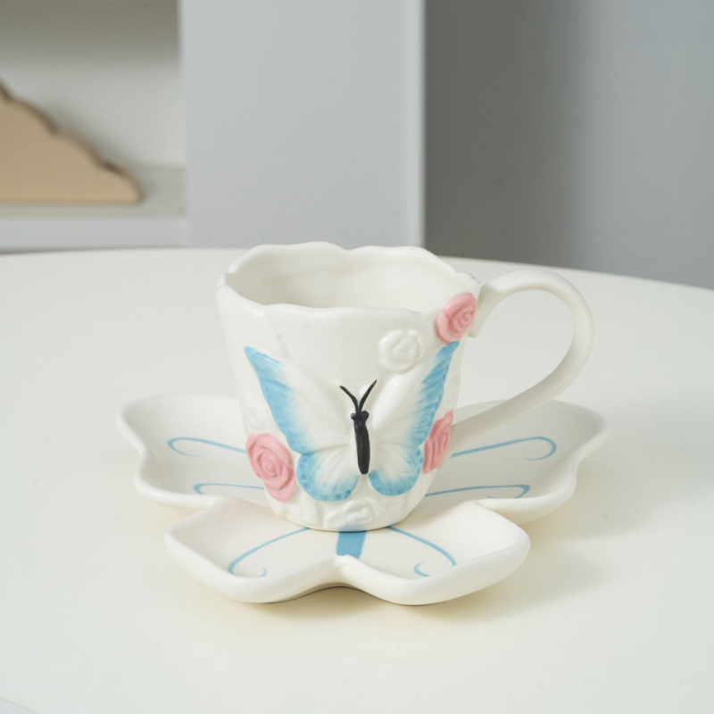 „Ins Style“ naujo stiliaus interneto įžymybių aukštos spalvos vertė, kūrybingas rankomis minkytas, rankomis dažytas drugelis, buitinis keraminis kavos puodelis, lėkštutė, vandens puodelis