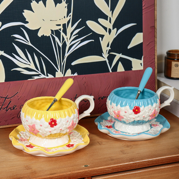 Loominguline Ins Style väike ja kõrge värviväärtusega uus käsitsi sõtkuv käsitsi maalitud pitsist majapidamises suure mahutavusega keraamiline kohvitass ja alustass