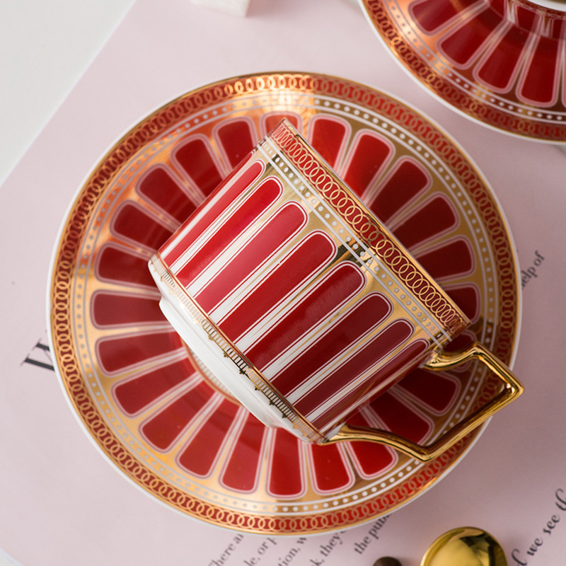 Rooma pühade kondiportselanist kohvitass ja alustass, Põhjamaade stiilis kohvitassi ja alustassi komplekt, Briti pärastlõunalilleline teetass koju