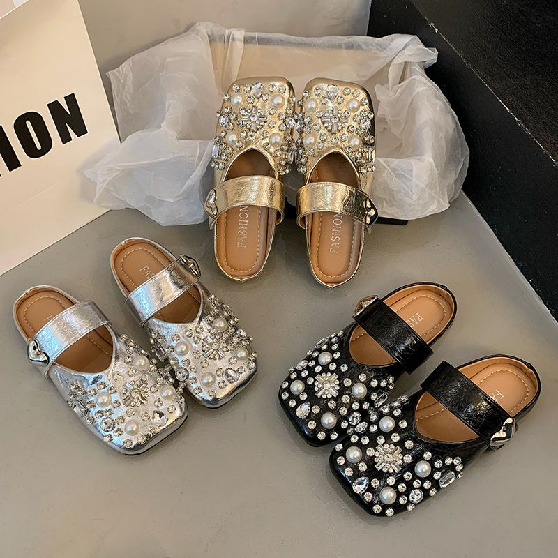 2025 m. naujo stiliaus „Baotou“ šlepetės, moteriškas apranga, pavasario ir vasaros madingi plokščiapadžiai bateliai su cirkonio perlų kvadratine galvute, moteriški batai