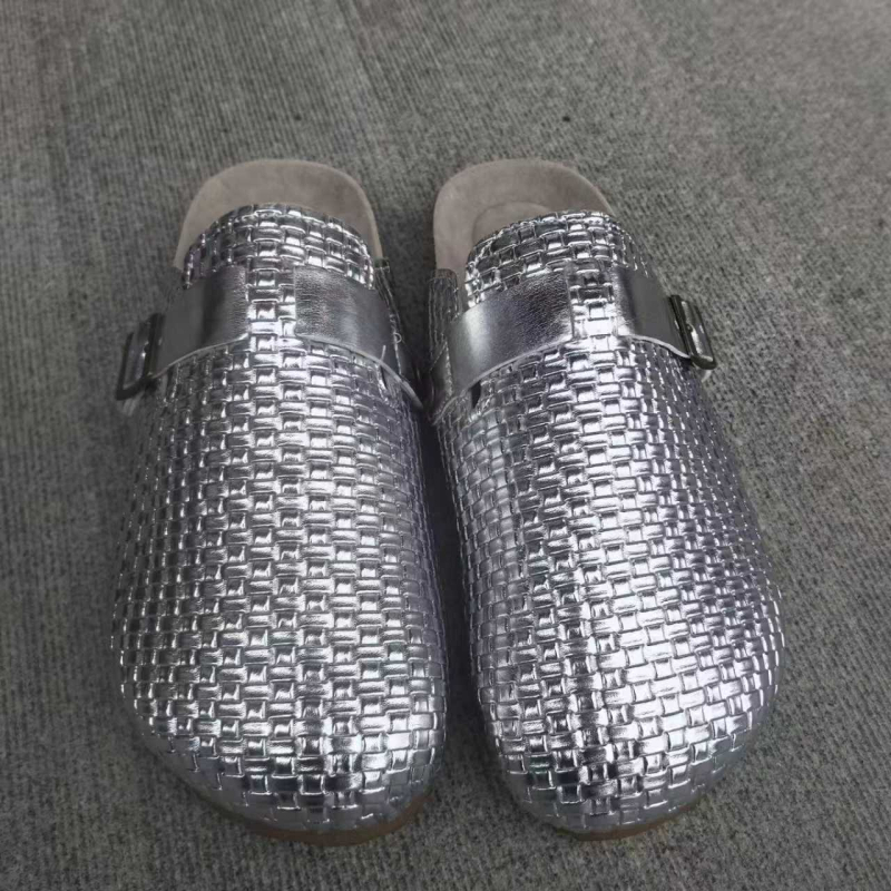 Naujo europietiško ir amerikietiško stiliaus reljefiniai apvalios nosies storo pado mokasinai moterims, avėti tarpvalstybiniu būdu, odiniu dirželiu, sagtimi, minkšta mediena apačioje, pusiau mokasinai, yra sandėlyje