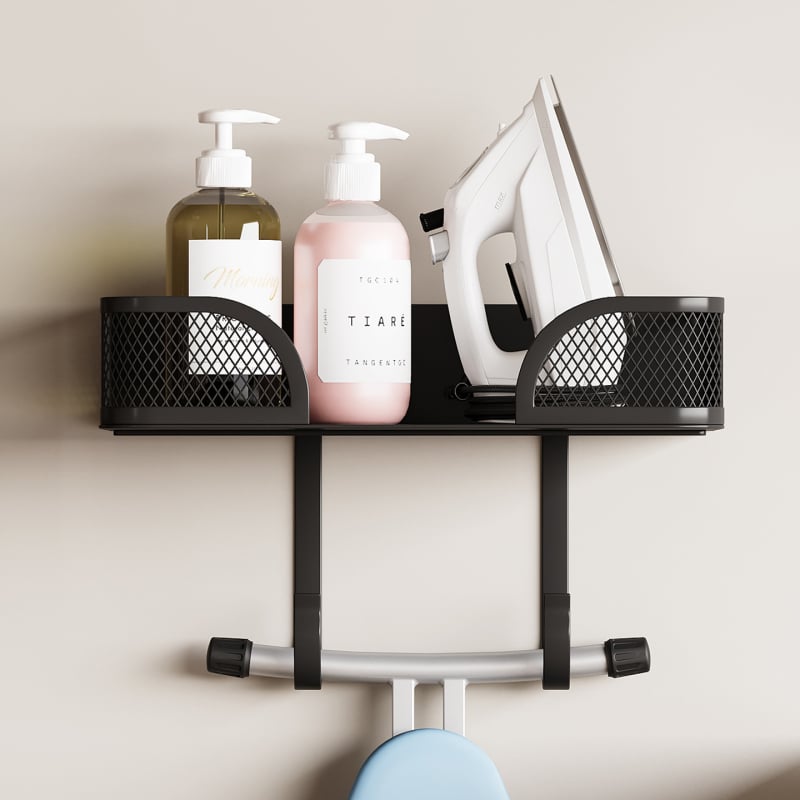 Prie sienos tvirtinamas lyginimo lentos stovas, prie sienos pakabinama lyginimo lenta, lygintuvo laikymo laikiklis, už durų montuojama skalbyklos daiktų laikymo krepšelių sistema