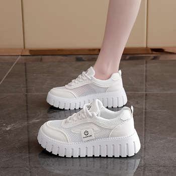 2025 καλοκαιρινά μικρά λευκά παπούτσια νέα κορεάτικα στυλ φοιτήτριες ύψος αναπνεύσιμα αθλητικά παπούτσια σανίδας Tide casual παπούτσια T78-1