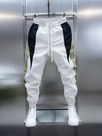 Μοντέρνο ανδρικό παντελόνι jogger σε χρωματικές αποχρώσεις του 2025, λεπτό παντελόνι γρήγορου στεγνώματος σε χρωματικές αντιθέσεις, αθλητικό παντελόνι για νέους, ανδρικό και αθλητικό στυλ