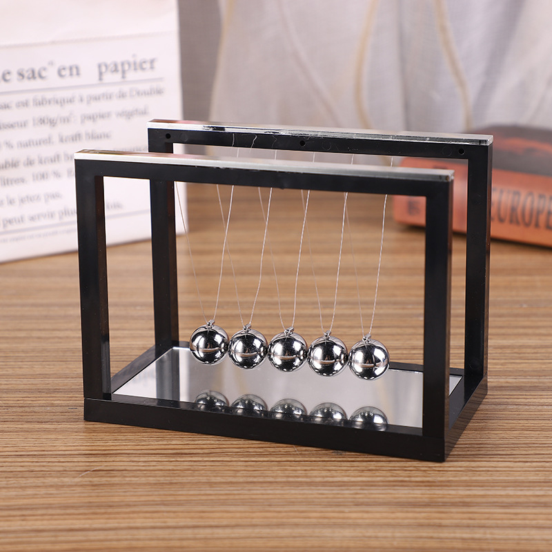 Loomingulised kaunistused, klaasist peegel, Newtoni pendel, piljardikuul, füüsikaseadus, löögitasakaalupall, õpetajapäeva kingitus õpilasele