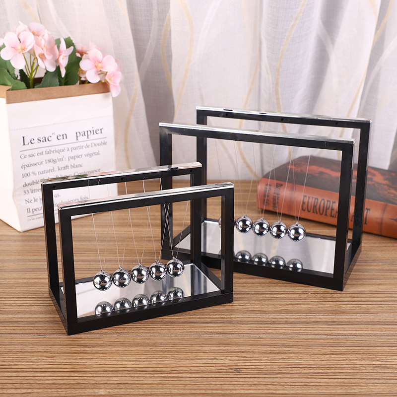 Loomingulised kaunistused, klaasist peegel, Newtoni pendel, piljardikuul, füüsikaseadus, löögitasakaalupall, õpetajapäeva kingitus õpilasele