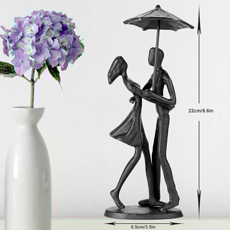 Cadou original de Ziua Îndrăgostiților, statuie metalică pentru cuplu care se sărută sub umbrelă, ornamente retro europene și americane din fontă, decor