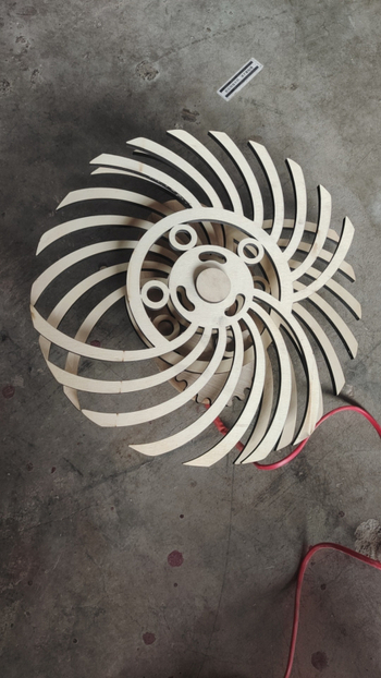 Határokon átnyúló, gyárilag közvetlen 3D forgó kinetikus energiájú műanyag fa szélmalom forgó dekoratív díszek