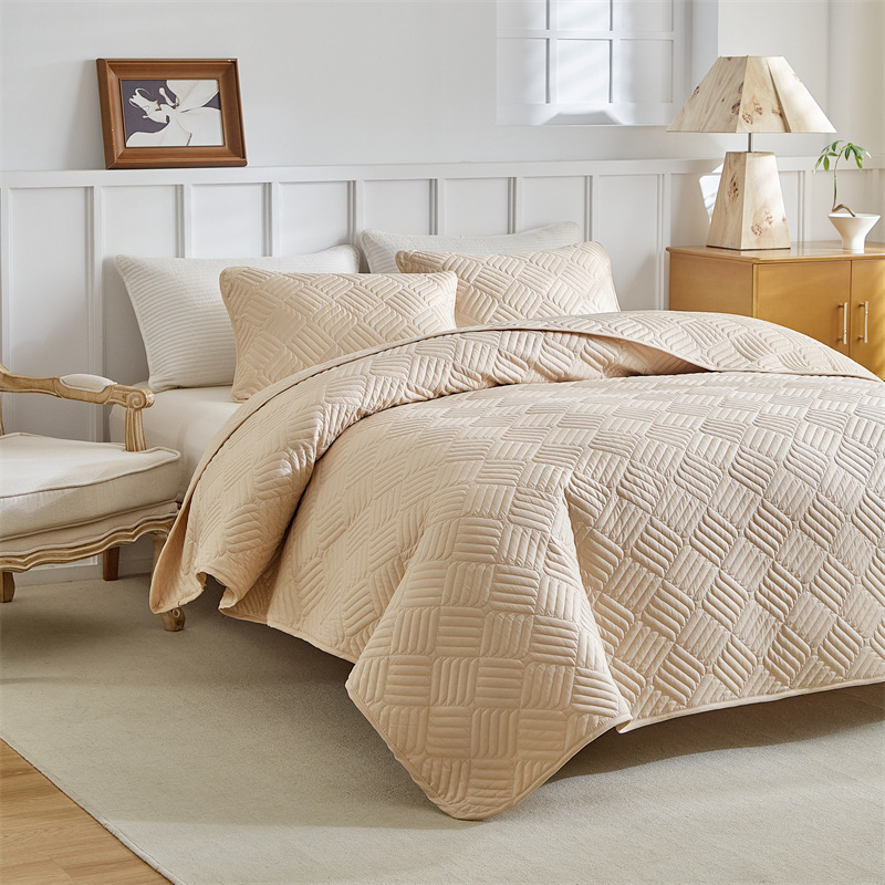 „CrossBorder“ namų tekstilės „Tianzi Grids“ grynos spalvos lovos užtiesalų trijų dalių komplektas visiems metų laikams. Eksportas. Vienspalviai dygsniuoti paklodės su geometriniais raštais.