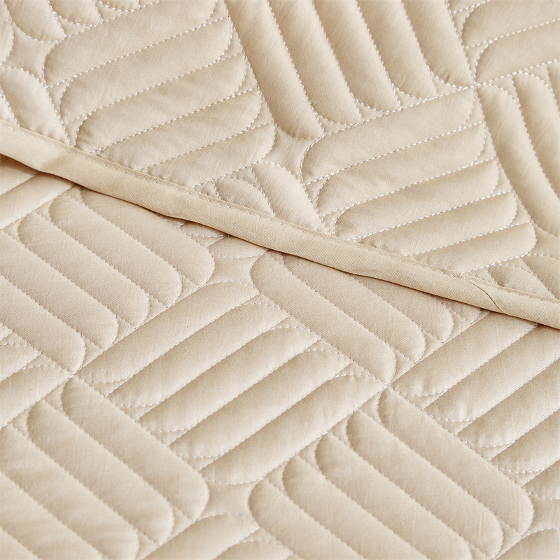 „CrossBorder“ namų tekstilės „Tianzi Grids“ grynos spalvos lovos užtiesalų trijų dalių komplektas visiems metų laikams. Eksportas. Vienspalviai dygsniuoti paklodės su geometriniais raštais.