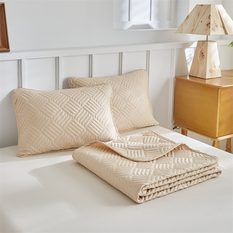 „CrossBorder“ namų tekstilės „Tianzi Grids“ grynos spalvos lovos užtiesalų trijų dalių komplektas visiems metų laikams. Eksportas. Vienspalviai dygsniuoti paklodės su geometriniais raštais.