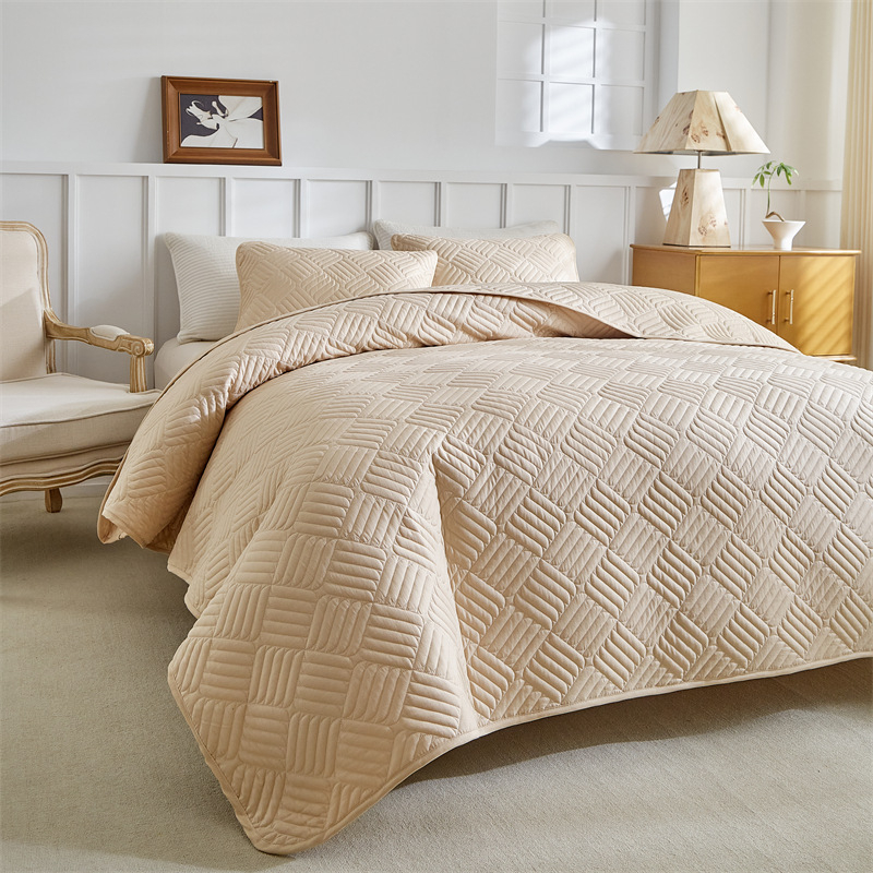 „CrossBorder“ namų tekstilės „Tianzi Grids“ grynos spalvos lovos užtiesalų trijų dalių komplektas visiems metų laikams. Eksportas. Vienspalviai dygsniuoti paklodės su geometriniais raštais.