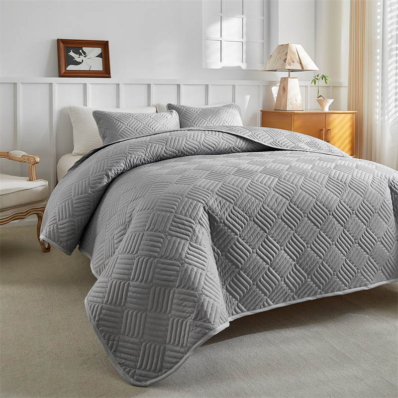 „CrossBorder“ namų tekstilės „Tianzi Grids“ grynos spalvos lovos užtiesalų trijų dalių komplektas visiems metų laikams. Eksportas. Vienspalviai dygsniuoti paklodės su geometriniais raštais.