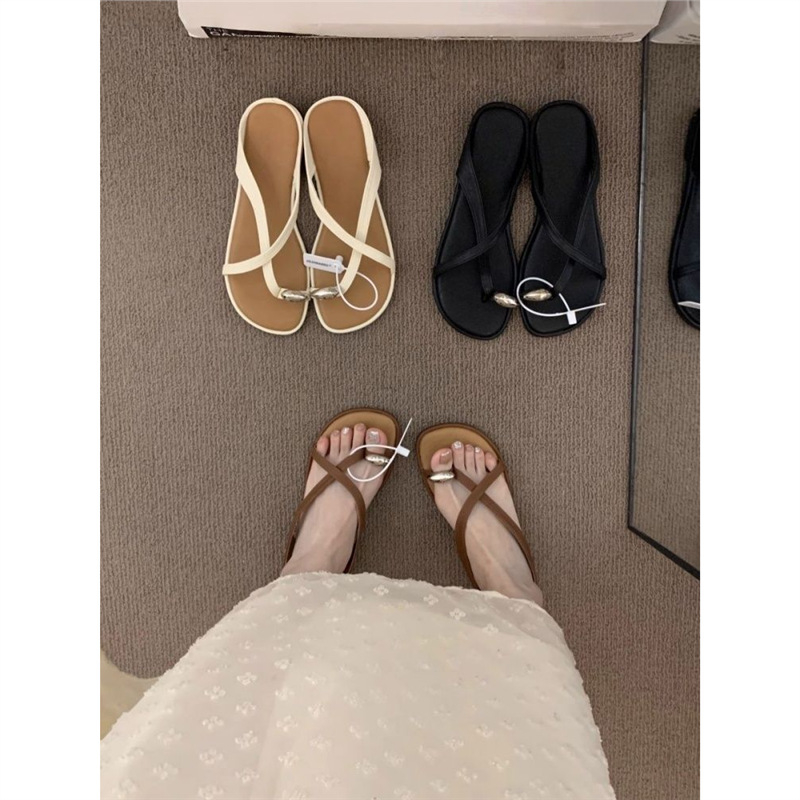 Francia stílusú retró barna nyitott orrú női szandál nyári külső viselethez, felsőkategóriás szoknyával, lapos talpú ünnepi szandál