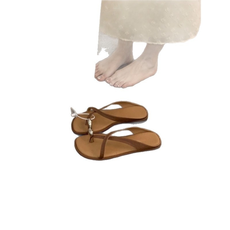 Francia stílusú retró barna nyitott orrú női szandál nyári külső viselethez, felsőkategóriás szoknyával, lapos talpú ünnepi szandál