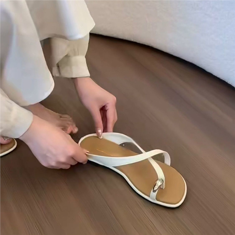 Francia stílusú retró barna nyitott orrú női szandál nyári külső viselethez, felsőkategóriás szoknyával, lapos talpú ünnepi szandál