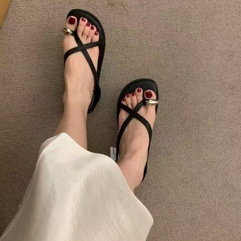 Francia stílusú retró barna nyitott orrú női szandál nyári külső viselethez, felsőkategóriás szoknyával, lapos talpú ünnepi szandál