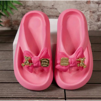 Moteriškos vasarinės laisvalaikio šlepetės su mielu animacinio meškiuko kaspinu