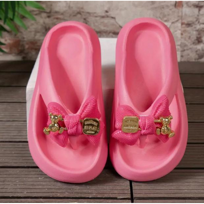 Moteriškos vasarinės laisvalaikio šlepetės su mielu animacinio meškiuko kaspinu