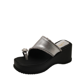 Sidabrinės storapadės šlepetės moterims, madingas dizainas, 2025 m. vasaros naujas stilius, maži kalnų krištoliniai užsegami sandalai