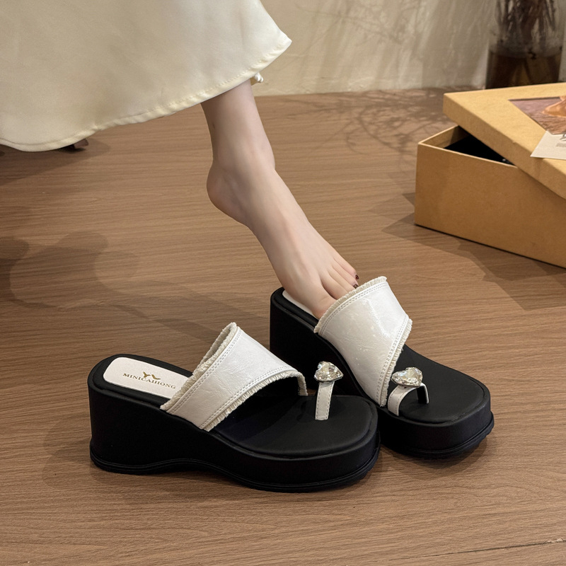 Sidabrinės storapadės šlepetės moterims, madingas dizainas, 2025 m. vasaros naujas stilius, maži kalnų krištoliniai užsegami sandalai