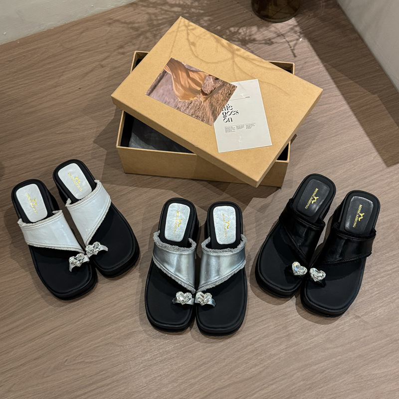 Sidabrinės storapadės šlepetės moterims, madingas dizainas, 2025 m. vasaros naujas stilius, maži kalnų krištoliniai užsegami sandalai