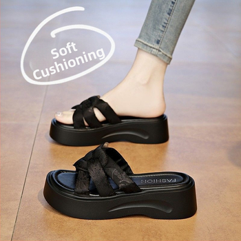 Kiváló vastag talpú női szandálok kültéri viseletre 2025-ös nyári új, csúcskategóriás strandpapucsok szoknyával