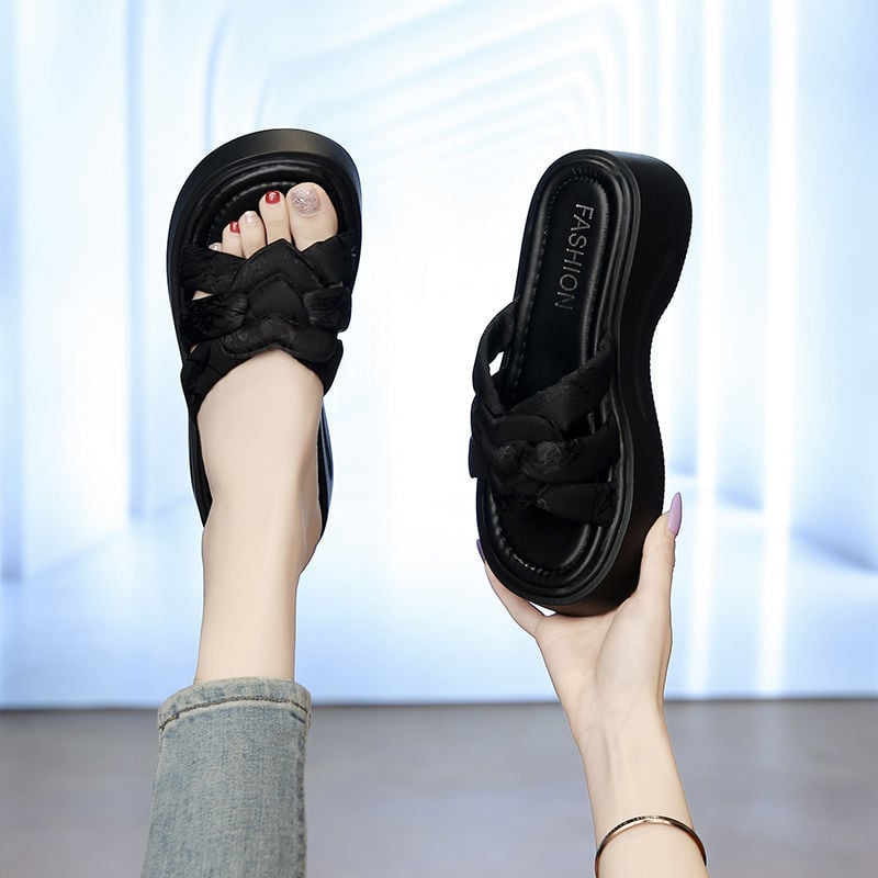 Kiváló vastag talpú női szandálok kültéri viseletre 2025-ös nyári új, csúcskategóriás strandpapucsok szoknyával