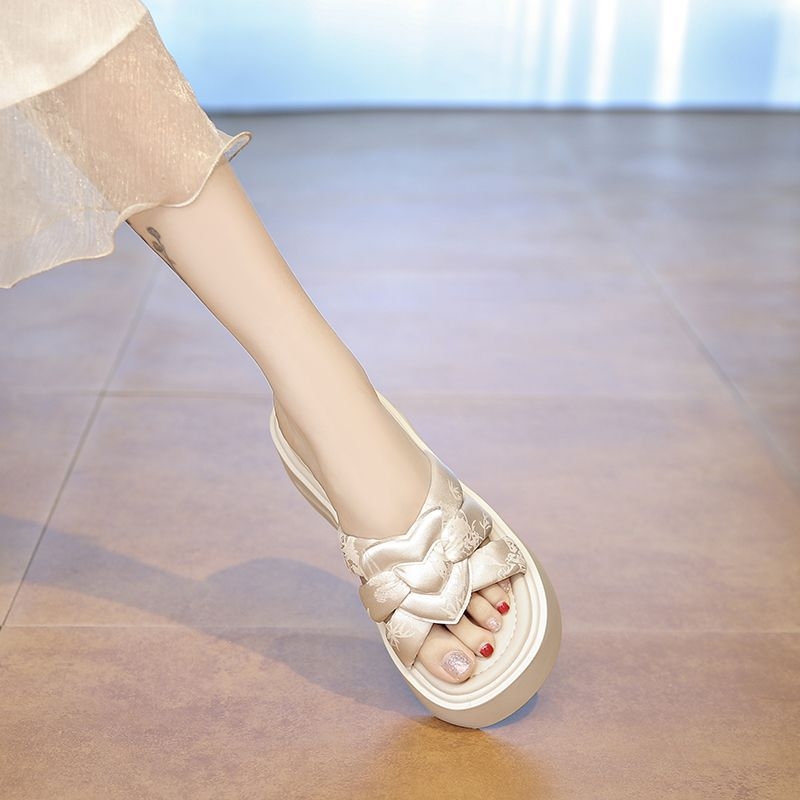 Kiváló vastag talpú női szandálok kültéri viseletre 2025-ös nyári új, csúcskategóriás strandpapucsok szoknyával