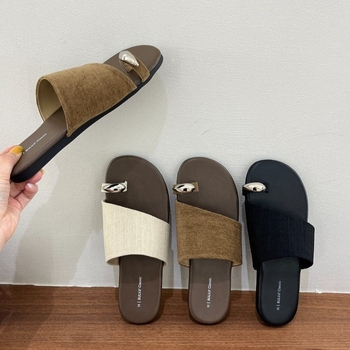 Επίπεδες παντόφλες για καλοκαιρινές γυναικείες εξωτερικές ενδυμασίες 2025 Νέο στυλ με φούστες Εξειδικευμένα σανδάλια θαλάσσης με μαλακή σόλα