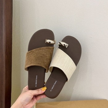 Επίπεδες παντόφλες για καλοκαιρινές γυναικείες εξωτερικές ενδυμασίες 2025 Νέο στυλ με φούστες Εξειδικευμένα σανδάλια θαλάσσης με μαλακή σόλα