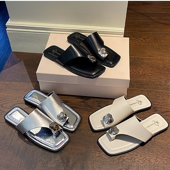 Magas megjelenésű fém papucsok női nyári külső viselethez 2025 Új, magas szárú, puha talpú, sokoldalú női szandálok nőknek