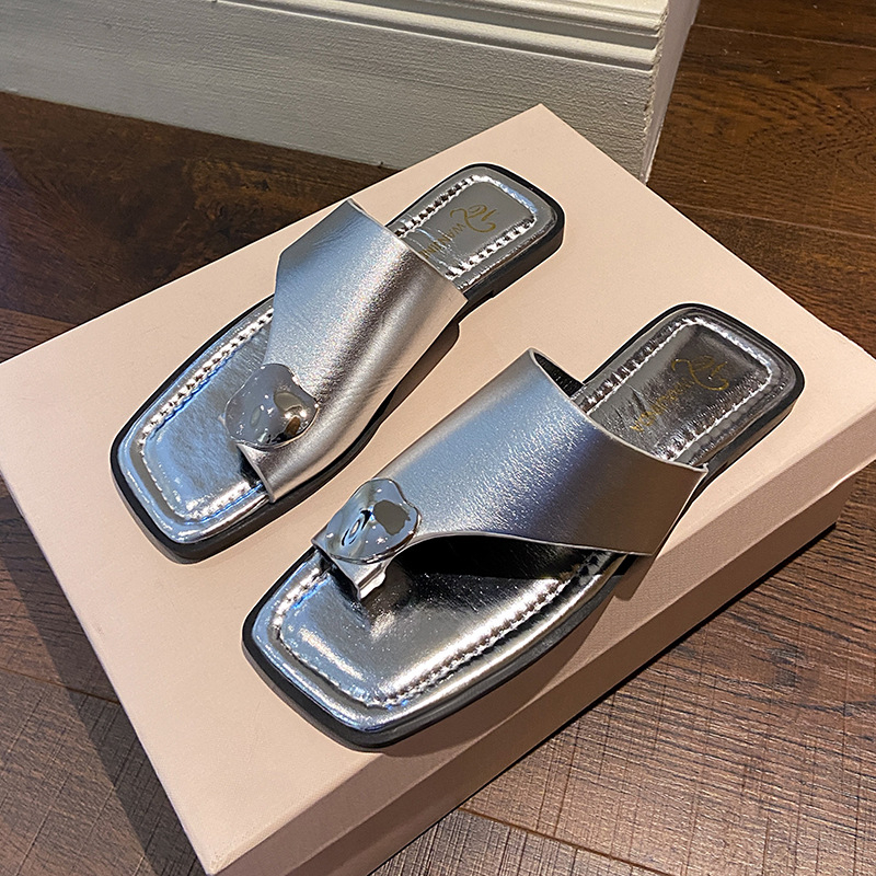 Magas megjelenésű fém papucsok női nyári külső viselethez 2025 Új, magas szárú, puha talpú, sokoldalú női szandálok nőknek