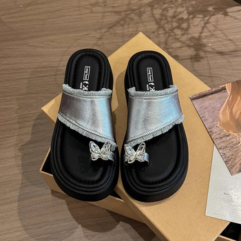 Παντόφλες με πλατφόρμα για γυναίκες, καλοκαιρινά σανδάλια με χοντρή σόλα και φούστα, νέο στυλ 2025, παντόφλες θαλάσσης με σχέδιο πεταλούδας