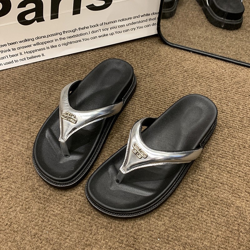 Vastagtalpú papucsok nőknek 2025 nyár új, határokon átnyúló, római strandcipők nagykereskedelemben, külső ruházat, fém díszítés