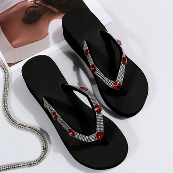 Európai és amerikai határokon átnyúló, plus size vastag aljú, ék alakú papucsok női 2025 nyári új strasszos flip-flopok divatos strandpapucsok