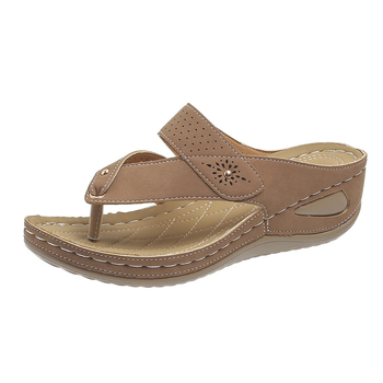 Užsienio prekybos didelių dydžių šlepetės moterims 2022 m. vasaros naujos europietiškos ir amerikietiškos mados pleišto formos šlepetės lauko paplūdimio šlepečių didmeninė prekyba