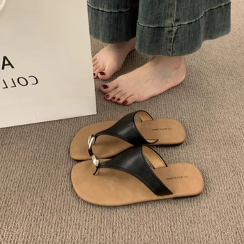 Νέες καλοκαιρινές παντόφλες 2025, μοντέρνες, ευέλικτες φλατ σόλες με ανοιχτά δάχτυλα και λουράκια για γυναίκες, απλά ευρωπαϊκά και αμερικανικά σανδάλια με στρινγκ