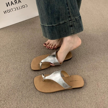 Νέες καλοκαιρινές παντόφλες 2025, μοντέρνες, ευέλικτες φλατ σόλες με ανοιχτά δάχτυλα και λουράκια για γυναίκες, απλά ευρωπαϊκά και αμερικανικά σανδάλια με στρινγκ