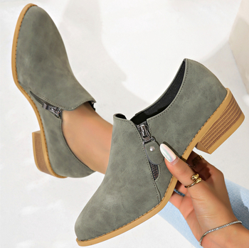 Gilios burnos viengubi moteriški bateliai 2025 m. pavasariui. Nauji europietiški ir amerikietiški plius dydžio tarpvalstybiniai moteriški batai su smailiais storais kulnais. Sandėlyje.